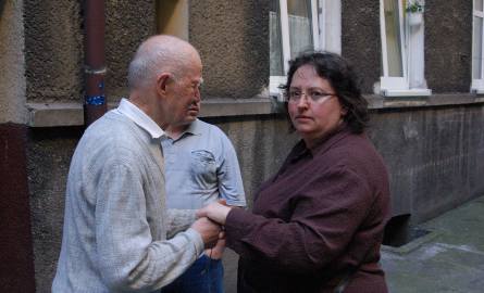 Na zdjęciu pan Mieczysław właściciel mieszkania, w którym doszło do wycieku, dziękuje sąsiadce za uratowanie życie i przeprasza za całą sytuację.
