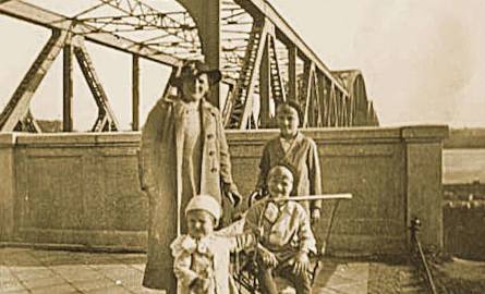 1934 r. Rozalia Klemp z dziećmi przed toruńskim mostem drogowym. Tym mostem rodzina Klempów wyjeżdżała z Torunia 3 września 1939 r.