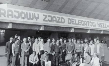 Delegacja regionu bydgoskiego przed halą "Olivia". Trwa I Krajowy Zjazd NSZZ "Solidarność" - wrzesień 1981 r. Wśród