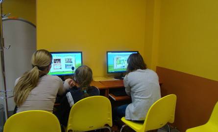 W nauce języka angielskiego w odremontowanej sali widowiskowej "Szóstki” dzieciom pomagają komputery