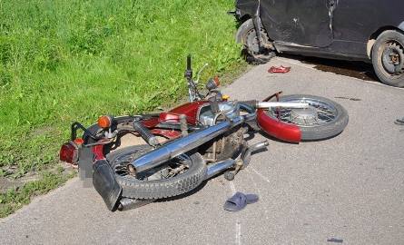 Motocykl zderzył się z osobówką. 20-latek w szpitalu 