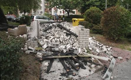 Tyle zostało z altany śmietnikowej przy ulicy Grunwaldzkiej 1.