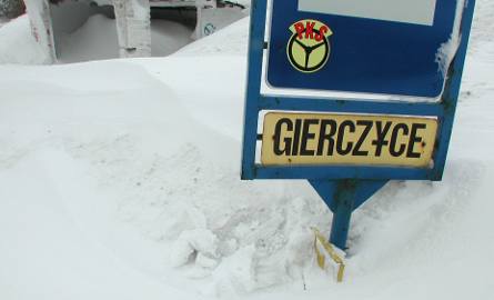 W Gierczycach w gminie Wojciechowice śnieg zasypał przystanek
