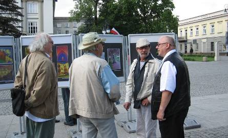 Była okazja do rozmowy o fotografii: prowadzą ją Wiesław Warchoł, Marian Strudziński, Sławomir Budrewicz i Stanisław Gąsior