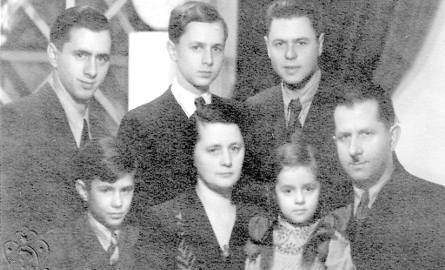 Rok 1945. Rodzina Sajdaków w komplecie. - Najstarszy brat Jerzy (stoi pierwszy z prawej) szczęśliwie wrócił z robót przymusowych - mówi pan Ryszard (w