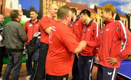 Zawodnicy grudziądzcy Olimpii/Unii (od prawej Kaii Yoshida, Wang Yang) odbierają gratulacje od kibiców z Działdowa