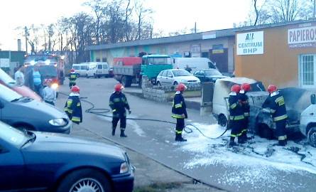 Przy ul. Magazynowej w Głogowie spłonął samochód (zdjęcia Czytelnika)