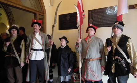 W uroczystościach wzięła udział grupa rekonstrukcji historycznej z Warki.