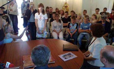 Dzieci z Białorusi podczas spotkania z Andżeliką Borys, Maciejem Płażyńskim i Tadeuszem Truskolaskim