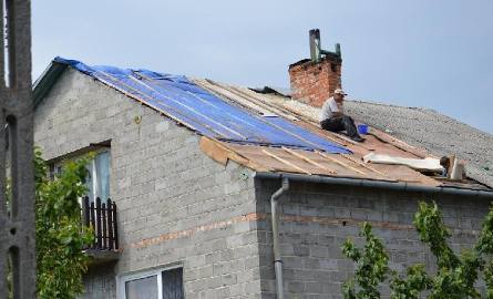 W całej gminie Słupia Jędrzejowska uszkodzonych zostało kilkadziesiąt budynków mieszkalnych. Najczęściej wiatr zrywał dachy.