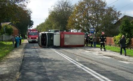 Wypadek w gminie Opatowiec. Auto z cielakami na drodze  