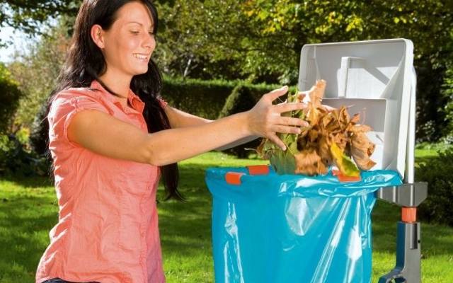 Podczas zbierania odpadów roślinnych na kompost warto wykorzystywać różne sprzęty, które nam to ułatwią, na przykład ogrodowy wózek na kółkach.