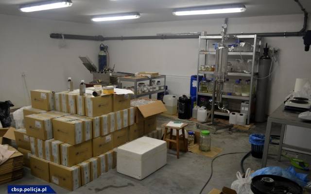 Krotoszyn: Nielegalna wytwórnia sterydów w piwnicy. CBŚP zatrzymało dwie osoby
