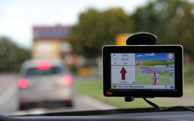 Nawigacja w twoim samochodzie wariuje? Wypróbuj te 5 sposobów na poprawę działania GPS w twoim telefonie