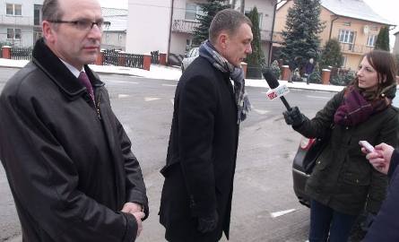 Członek Zarządu Województwa Świętokrzyskiego Jan Maćkowiak podczas rozmowy z reporterami, obok sekretarz gminy Nowa Słupia, Zbigniew Zagdański.