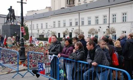 Warszawa. Tysiące ludzi na ulicach, wszyscy żegnali Marię Kaczyńską (zdjęcia)