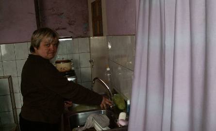 Pani Elżbieta Kołtońska od lat czeka na mieszkanie komunalne, bo życie w tym przy ul. Solnej to wegetacja 