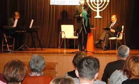 Koncert „A skrzypki w uszach grają” w wykonaniu aktorów Teatru Żydowskiego w Warszawie wysłuchało kilkadziesiąt osób.