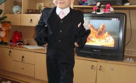 31. Konrad Milewski ma 3,5 roku. Mieszka w Milewie-Tosiach. Jest wesołym i energicznym chłopcem. Jest komunikatywny, uwielbia zabawy z dziećmi. Bardzo