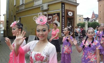 Uwagę zwracały piękne tancerki z Tajwanu