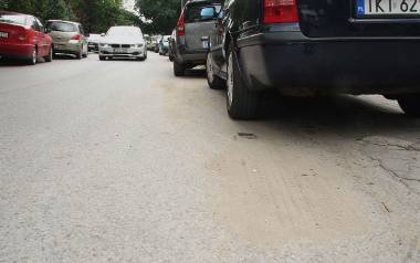 Podobny problem występuje na ulicy Chopina. Tutaj kierowcy parkują auta po obu stronach i po obu stronach jezdni jest piach.