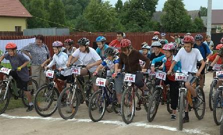 Najmłodsi rowerzyści mieli po kilka lat i startowali w ramach wyścigu dla szkół podstawowych.