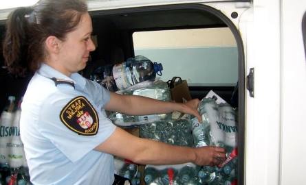W akcji zbiórki najpotrzebniejszych rzeczy dla powodzian uczestniczyła strażnik miejski Agnieszka Wójcicka.