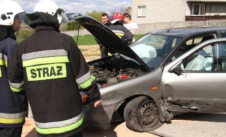 Wypadek w Masłowie. Uszkodzone dwa auta i tłumy gapiów