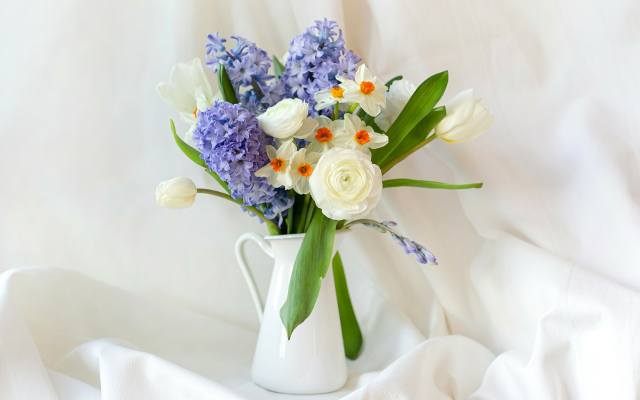 Wiosenne kwiaty – piękne kompozycje na Wielkanoc 2024. Dekoracja na świąteczny stół i komodę. Stroiki wielkanocne z kwiatów  – galeria zdjęć