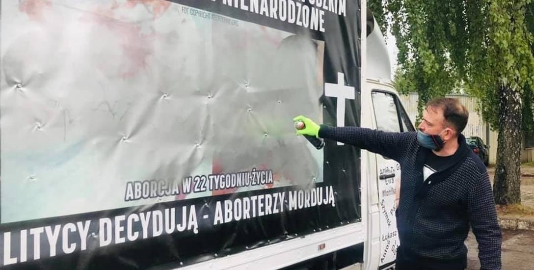 W maju banery na furgonetce zamalował Stanisław Czerczak, który walczy z mową nienawiści. Dziś na aucie są nowy banery