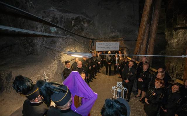 Wiara wielickich górników jest trwała i mocna jak sól. Górnicza Droga Krzyżowa w Kopalni Soli „Wieliczka”. Zebrało się blisko 120 osób