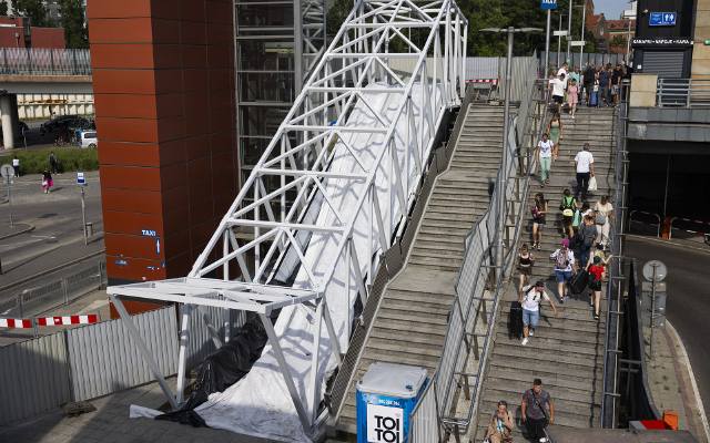 Nowość przy ruchomych schodach koło dworca w Krakowie. Pojawiła się stalowa konstrukcja zadaszenia