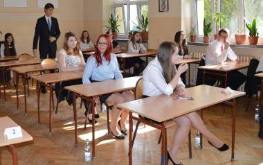Uczniowie klasy IIIc z I Liceum Ogólnokształcącego na kilkanaście minut przed rozpoczęciem egzaminu maturalnego z języka polskiego.