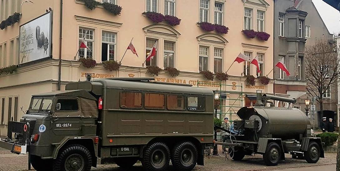 Mobilna wojskowa piekarnia polowa gdańskiej firmy „Pellowski” w trakcie pokazu wypieku chleba poligonowe