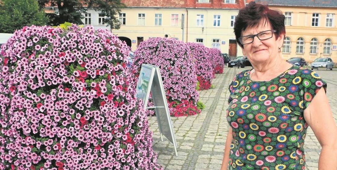 Międzyrzeczanka Sabina Wójcicka jest zachwycona kwiatami. Jest ich więcej niż w zeszłym roku, kiedy miasto wygrało konkurs.