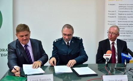 W czwartek wicemarszałek Mazowsza Leszek Ruszyk i wojewódzki inspektor transportu drogowego podpisali umowę na realizacje projektu budowy centrum szkoleniowego.