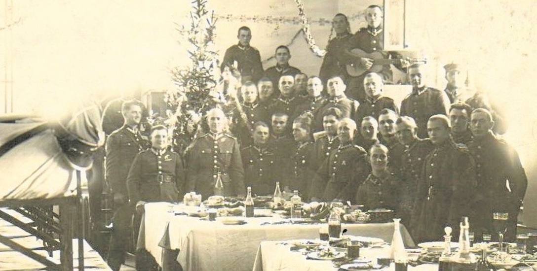 Bydgoszczanin Brunon Gonsierowski (w drugim rzędzie od góry, piąty od lewej) podczas Wigilii w 4. Pułku Lotniczym w Toruniu - 1931 rok.
