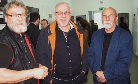 Z ekspozycji są zadowoleni (od lewej) Wiesław Jelonek, Zbigniew Belowski, dyrektor artystyczny "Elektrowni" i Aleksander Olszewski