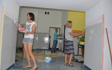 Pracownicy Szkoły Podstawowej numer 3 w Suchedniowie malują placówkę w 