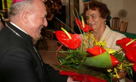 Kwiaty dla biskupa Edwarda Frankowskiego od prezesa Fundacji Uniwersyteckiej Elżbiety Koźmali.