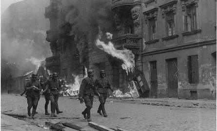 Niemcy stosowali w getcie taktykę spalonej ziemi, podpalając i niszcząc całe kwartały.