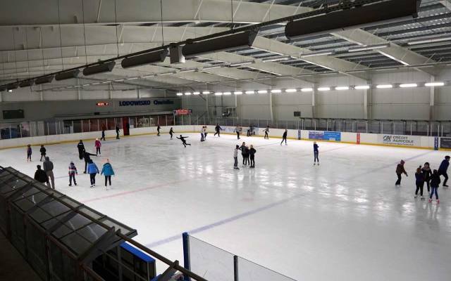 Poznań: Otwierają lodowisko Chwiałka - w weekend pierwsze mecze w hokeja na lodzie. Sprawdź ceny biletów 