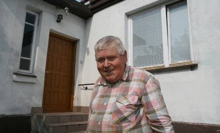 Tadeusz Buk często odwiedza rodzinny dom w Mójczy. Jego tata Józef zawsze wygląda wizyt syna.