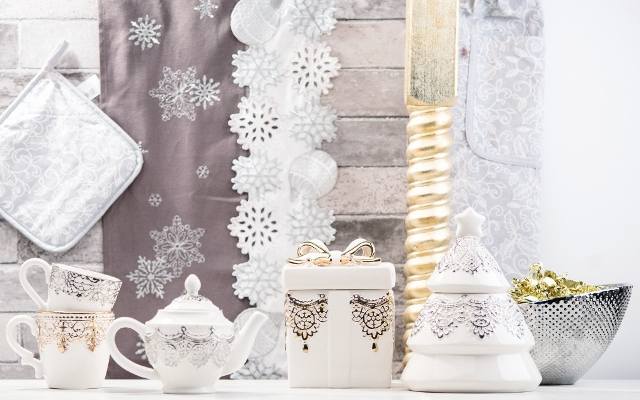 Wyjątkowo nastrojowo i elegancko wygląda kolekcja utrzymana w srebrno-białej kolorystyce z motywem przewodnim w postaci gwiazdek i płatków śniegu.
