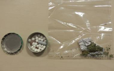 Przy młodym człowieku funkcjonariusze znaleźli trzy gramy suszu wstępnie zidentyfikowanego jako marihuana oraz metalowe pudełeczko zawierające 24 tabletki