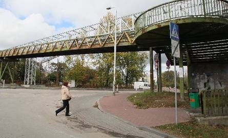 Tak wygląda obecnie kładka dla pieszych nad torami i ulicą Armii Krajowej w Kielcach...