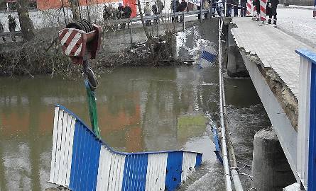 Do rzeki Drwęcy w Brodnicy runęła barierka mostu przy ul. Kościelnej