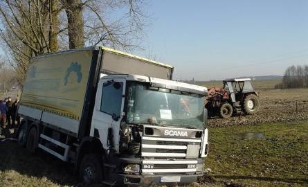 Scania kontra traktor. Fatalne skutki manewru