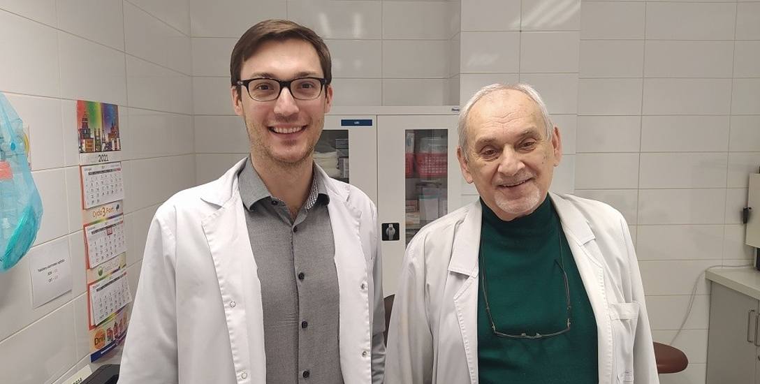 Lek. med. Dawid Groth (od lewej) oraz dr Józef Rybak z poradni chirurgii plastycznej w szpitalu wojewódzkim w Białymstoku.