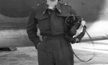 Córka gen. Władysława Sikorskiego, była komendantką główną Pomocniczej Wojskowej Służby Kobiet, przed samolotem. [3]